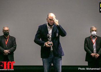 سیمرغ بلورین بهترین بازیگر مرد در سانس پایانی جشنواره جهانی فیلم فجر به حمید فرخ نژاد اهدا شد